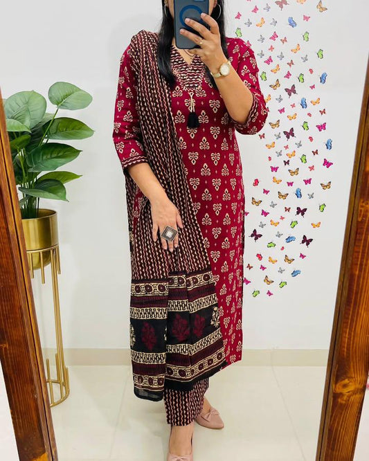 Beautiful Cotton Fabric Kurti Pant With Malmal Dupatta(Maroon)